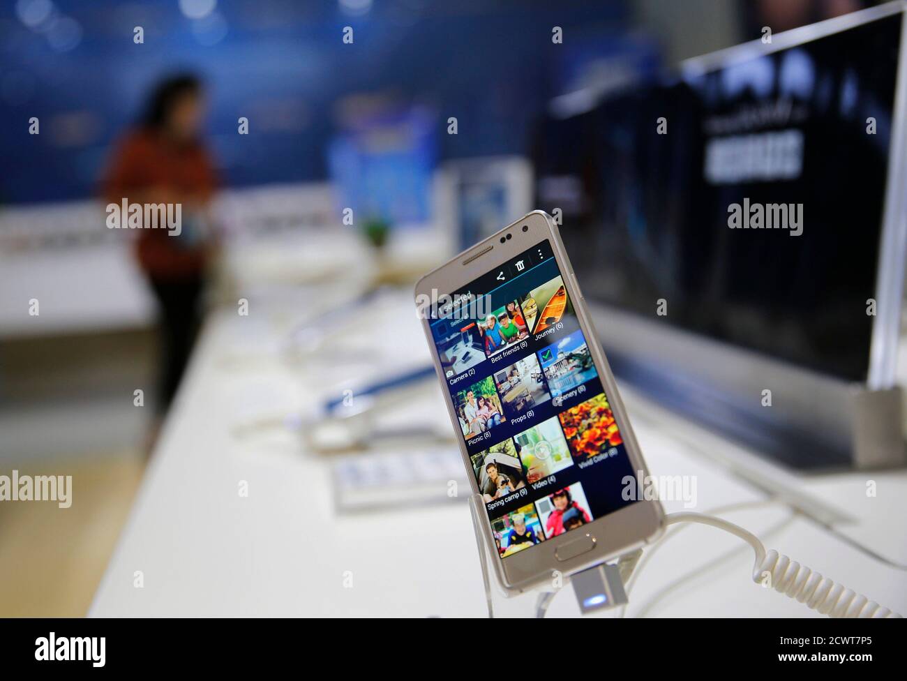 Page 3 Apple Showroom High Resolution Stock Photography And Images Alamy Page 3 Apple Showroom High Resolution Stock Photography And Images Alamy