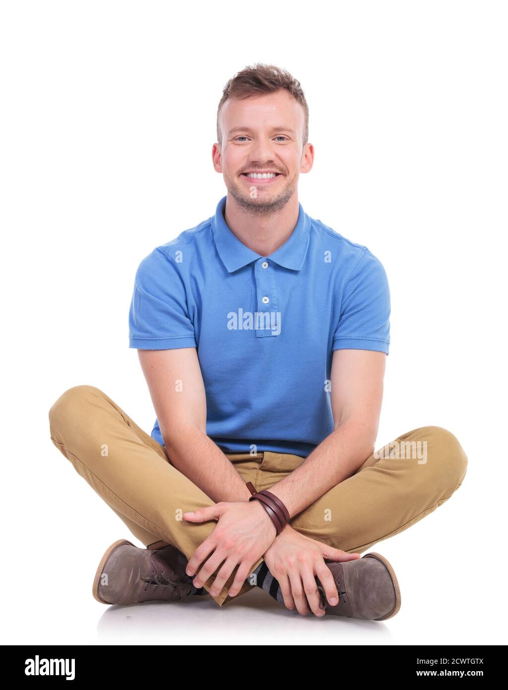 девушка сидит на полу скрестив ноги. скрещенные ноги у мужчин. ребенок сидит в позе лягушки. мужчина сидит на полу. парень сидит со скрещенными ногами.