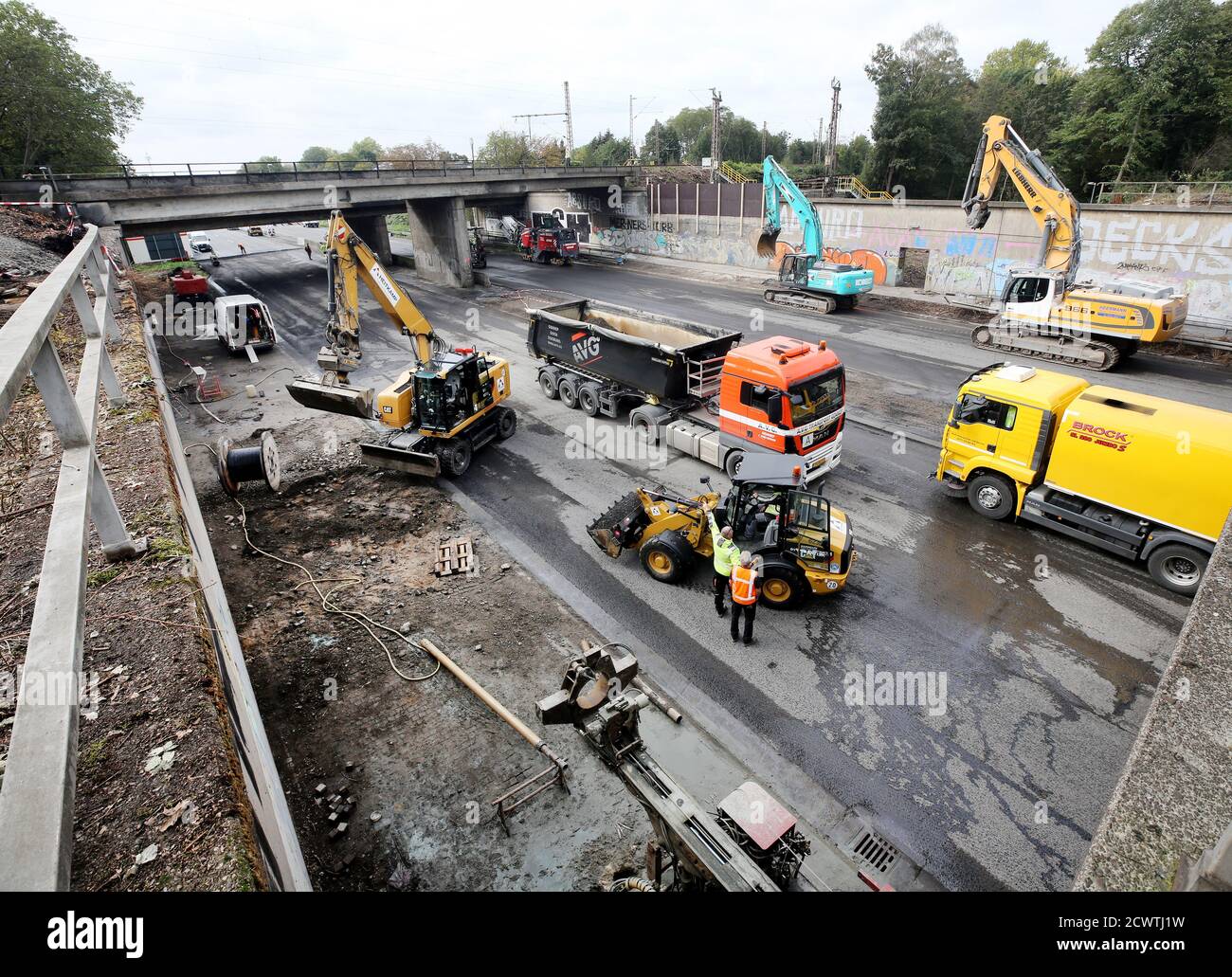 30 September 2020, North Rhine-Westphalia, Mülheim: Heavy equipment is used to rehabilitate the carriageway under the A40 railway bridges. One bridge had to be demolished because of a tanker fire. The motorway is to remain closed for repair work until at least Sunday (04.10.2020). Photo: Roland Weihrauch/dpa Stock Photo