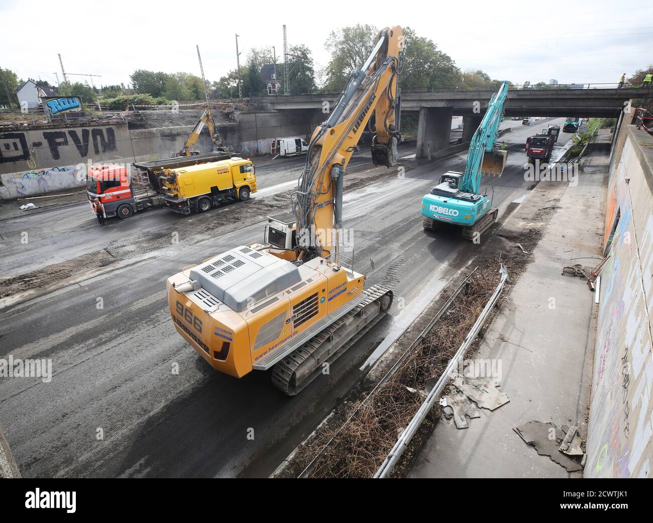 30 September 2020, North Rhine-Westphalia, Mülheim: Heavy equipment is used to rehabilitate the carriageway under the A40 railway bridges. One bridge had to be demolished because of a tanker fire. The motorway is to remain closed for repair work until at least Sunday (04.10.2020). Photo: Roland Weihrauch/dpa Stock Photo