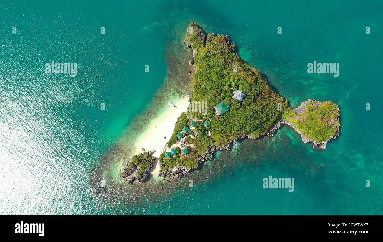 om biord jøde Beautiful beach on a tropical island with tourists, aerial view. Lopez  Island, Hundred Islands National Park, Pangasinan, Philippines. Alaminos.  Summer and travel vacation concept Stock Photo - Alamy