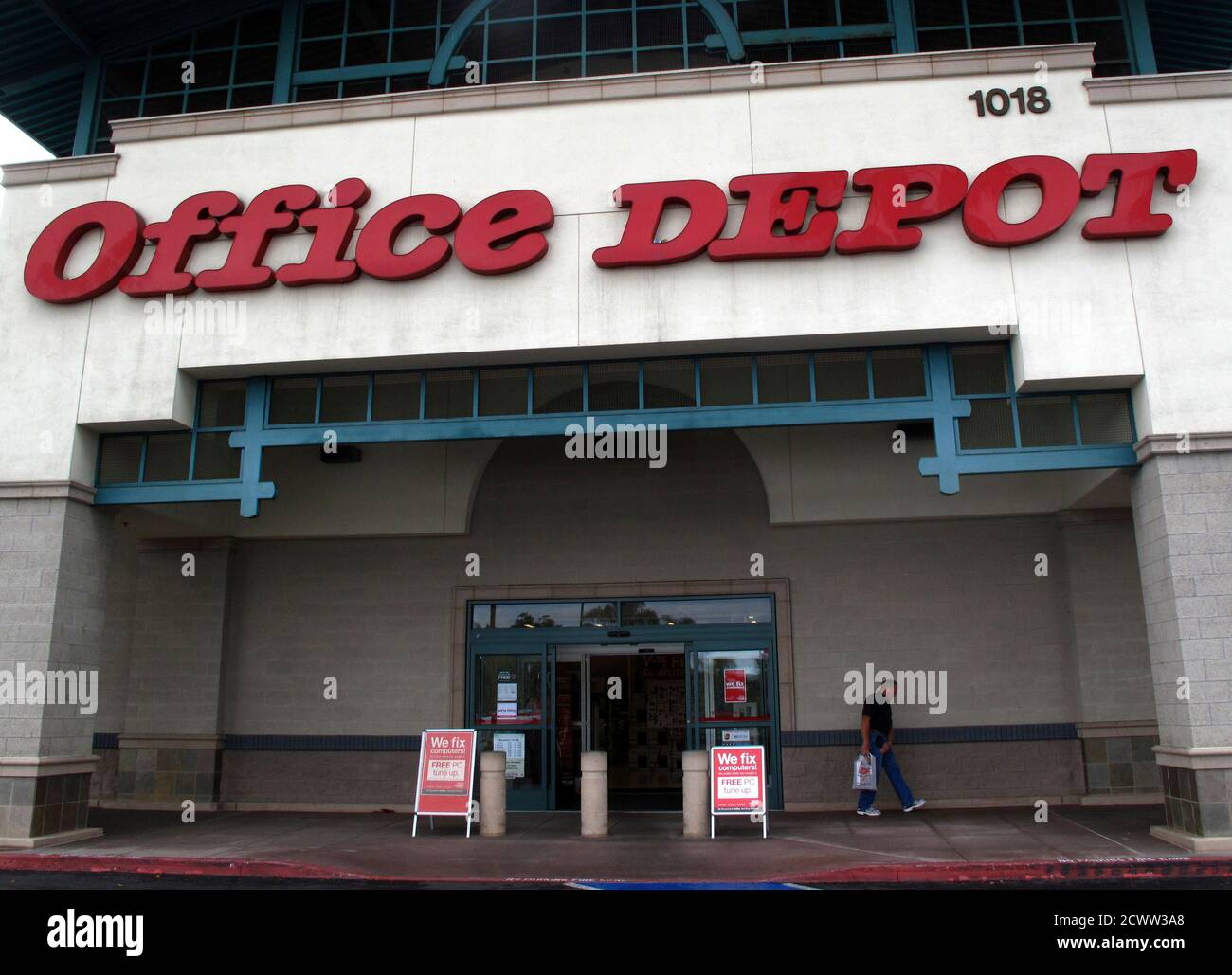 Office depot store front hi-res stock photography and images - Alamy
