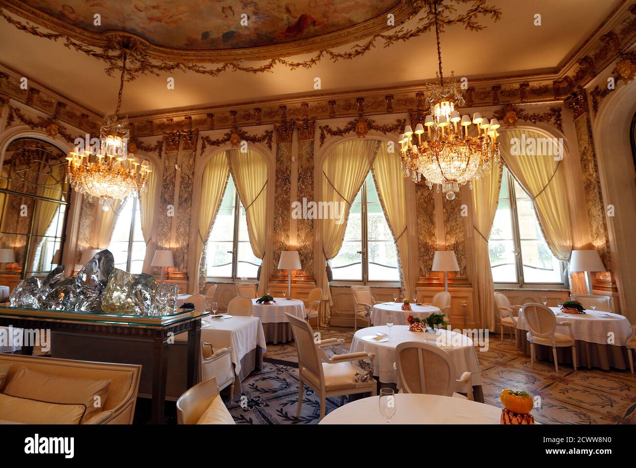 Le meurice paris restaurant hi-res stock photography and images - Alamy