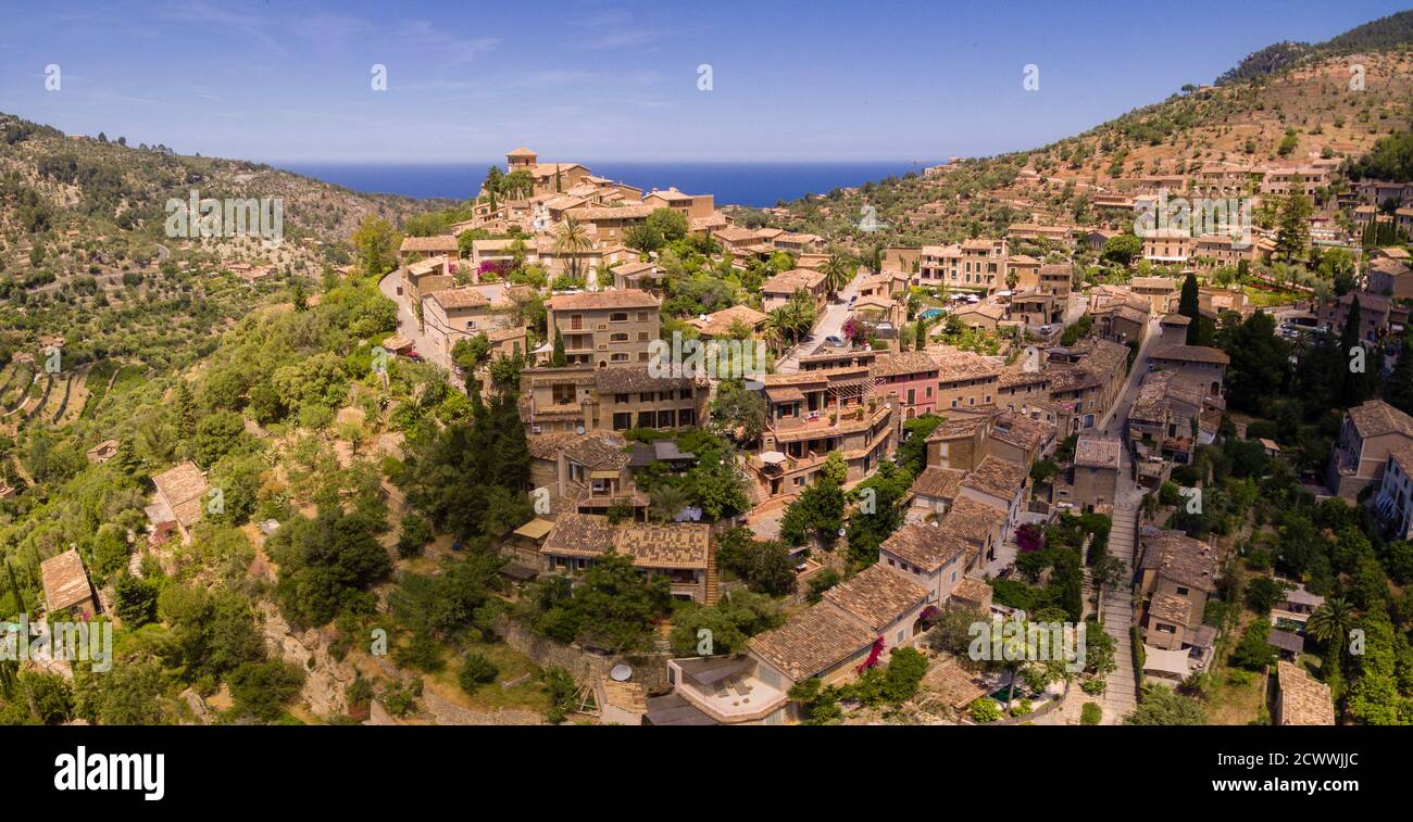 Deià, iglesia y parte alta del pueblo, Mallorca, balearic islands, spain, europe Stock Photo