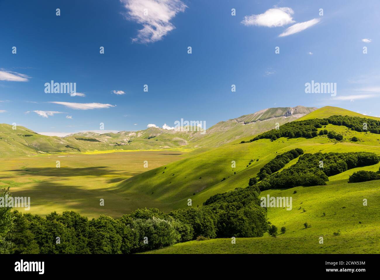 verso M.te Guaidone, Pian Grande di Castelluccio, sulla sx Fosso dei Mergani, in fondo Castelluccio e si nota a lato sx la Pineta Italia; sulla dx il Stock Photo