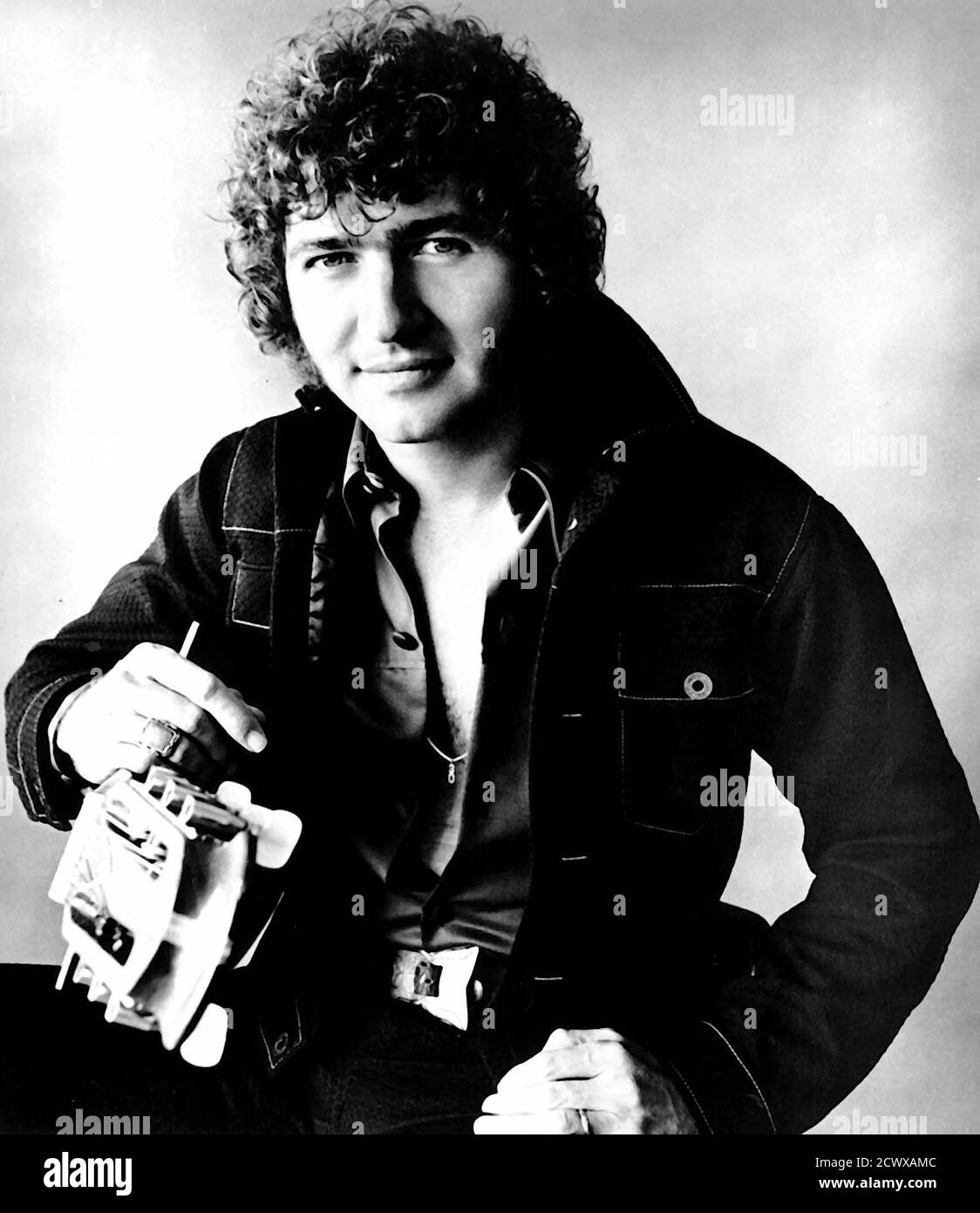 September 30, 2020: Legendary country singer and songwriter MAC DAVIS died at the age of 78. Davis, who first found fame writing hits ''A Little Less Conversation'' and ''In The Ghetto'' for Elvis Presley, died following heart surgery, his manager, Jim Morey, said in a statement on Tuesday. FILE PHOTO TAKEN ON: 1980. Mac Davis studio portrait. (Credit Image: © Globe Photos/ZUMA Wire) Stock Photo