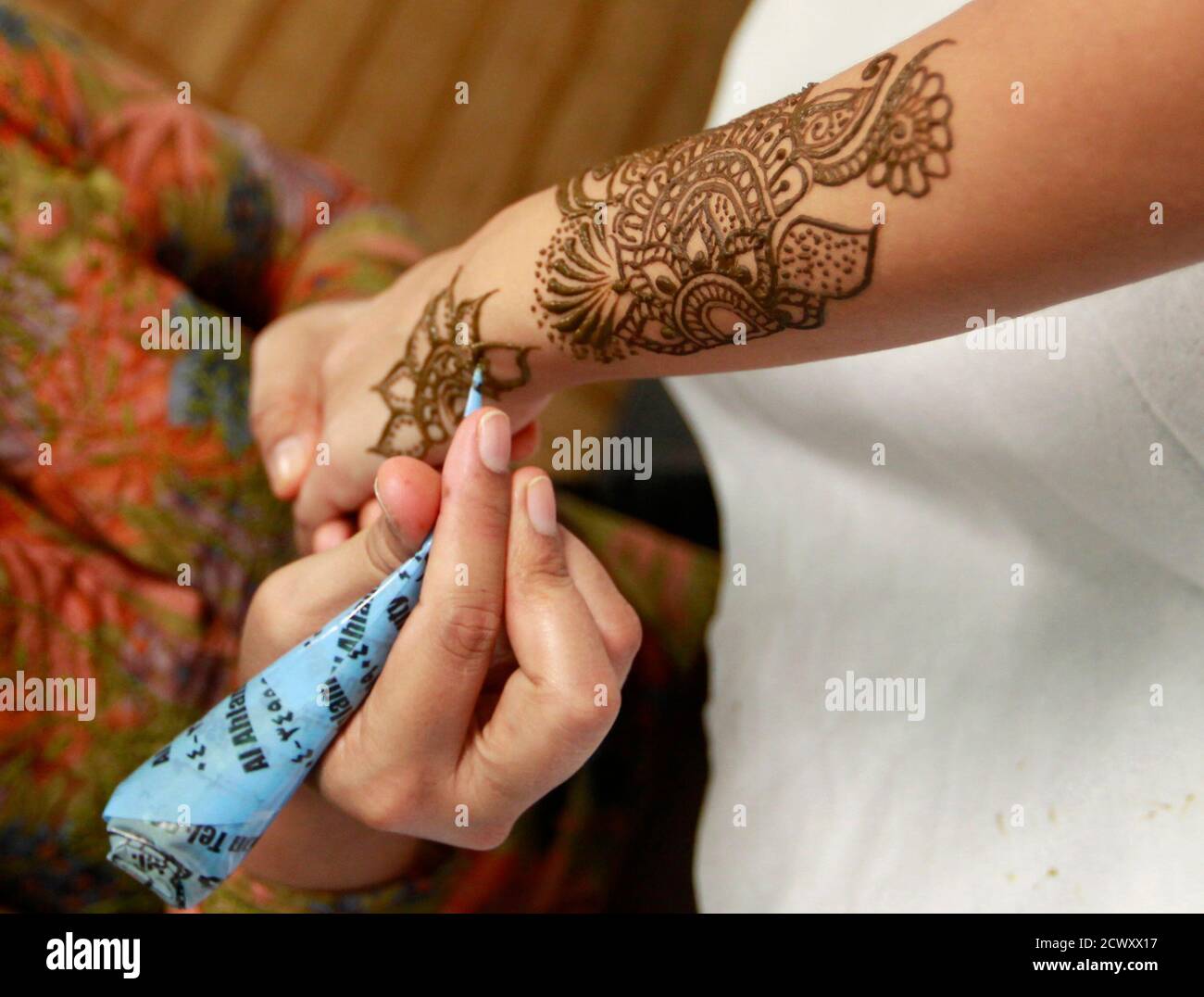 Henna hands middle east hires stock photography and images Alamy