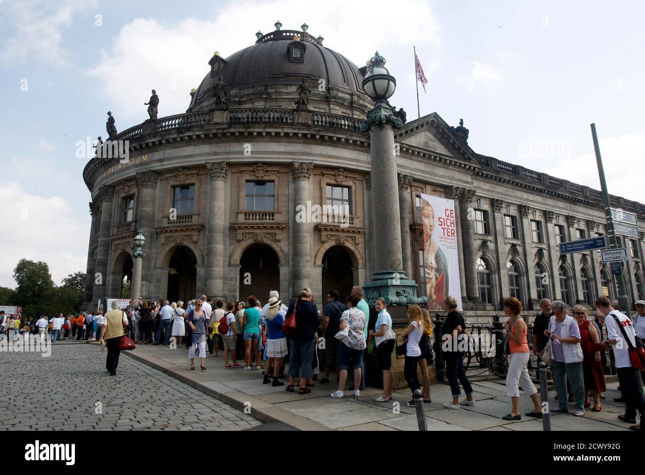 People queue at the ticket counters and main entrance to the Bode museum in Berlin August 25, 2011. Today the exhibition 'Gesichter der Renaissance' (Renaissance Faces) showing around 170 masterpieces of Italian portraitures opens to the public and runs till November 20 in the German capital.   REUTERS/Tobias Schwarz (GERMANY - Tags: ENTERTAINMENT CITYSCAPE) Stock Photo