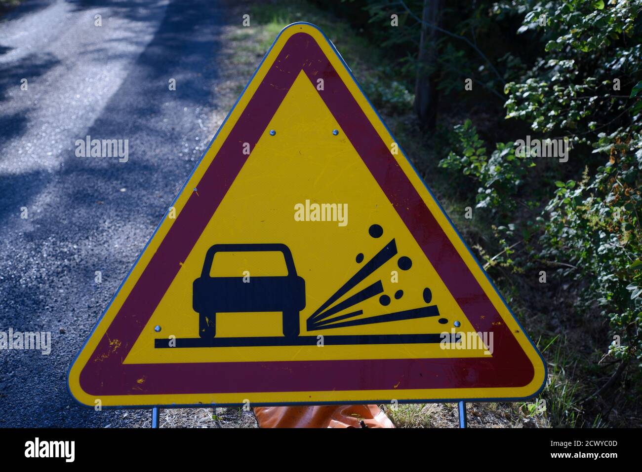 Panneau De Signalisation Routiere Danger Chaussee Glissante Gravillon Road Sign Danger Slippery Pavement Gravel Stock Photo Alamy Panneau De Signalisation Routiere Danger Chaussee Glissante Gravillon Road Sign Danger Slippery Pavement Gravel Stock Photo Alamy