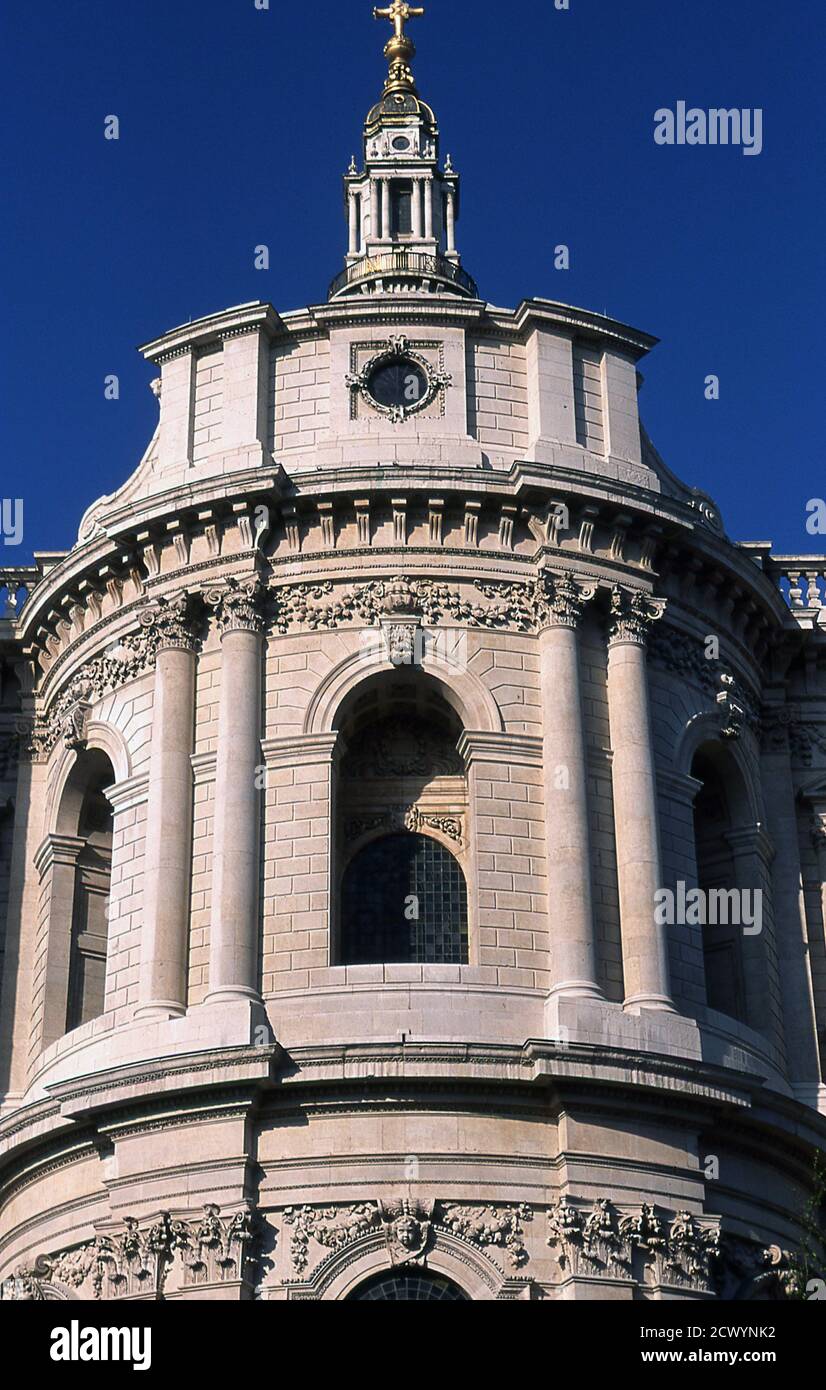 WW2 war damage repair by stonemason's on St Paul's Cathedral in the City of London UK Stock Photo