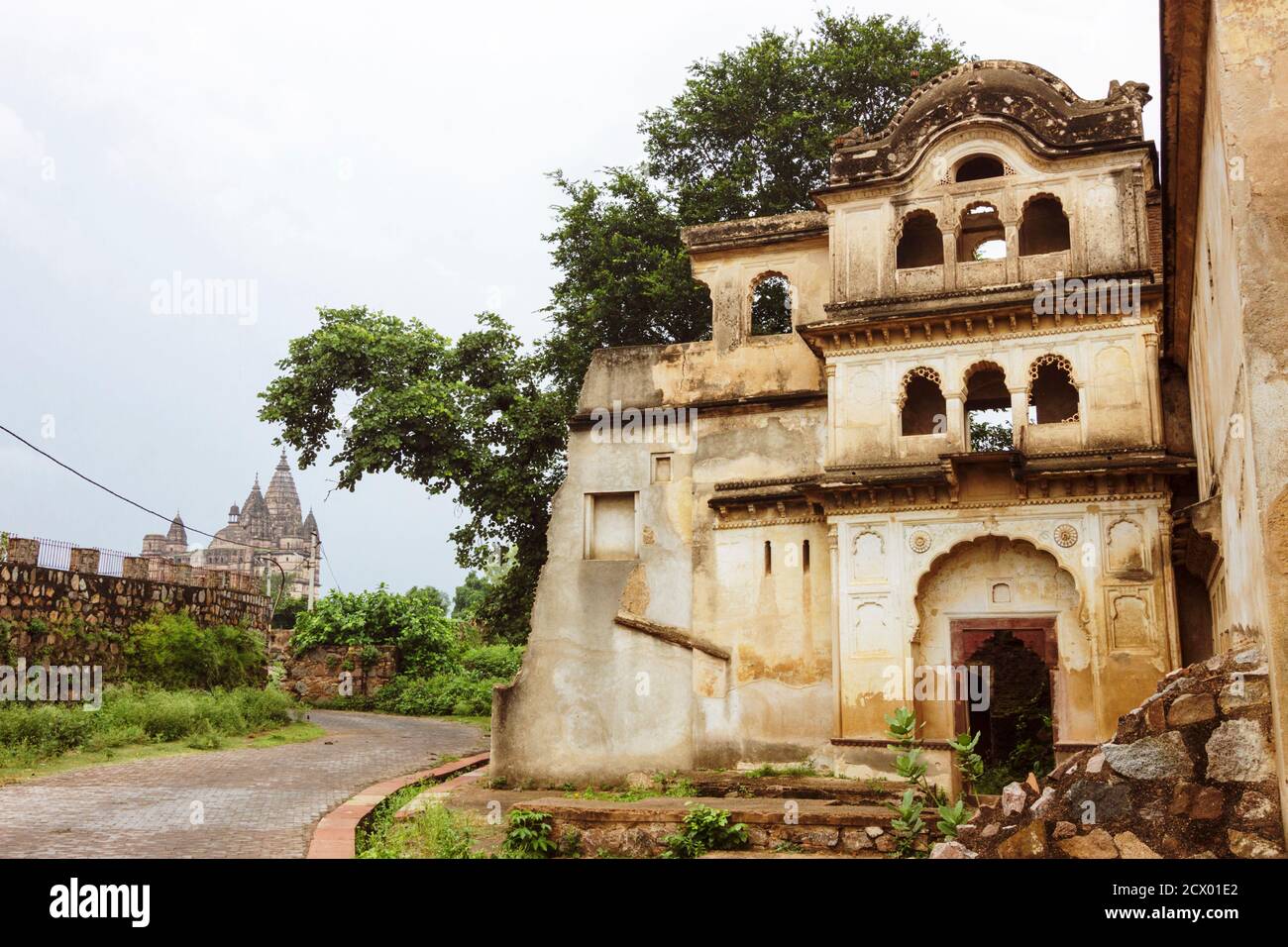 Orchha, Madhya Pradesh, India : Ruined buildings at the old camel stables within the Orchha Fort complex. Chaturbhuj Temple in background. Stock Photo