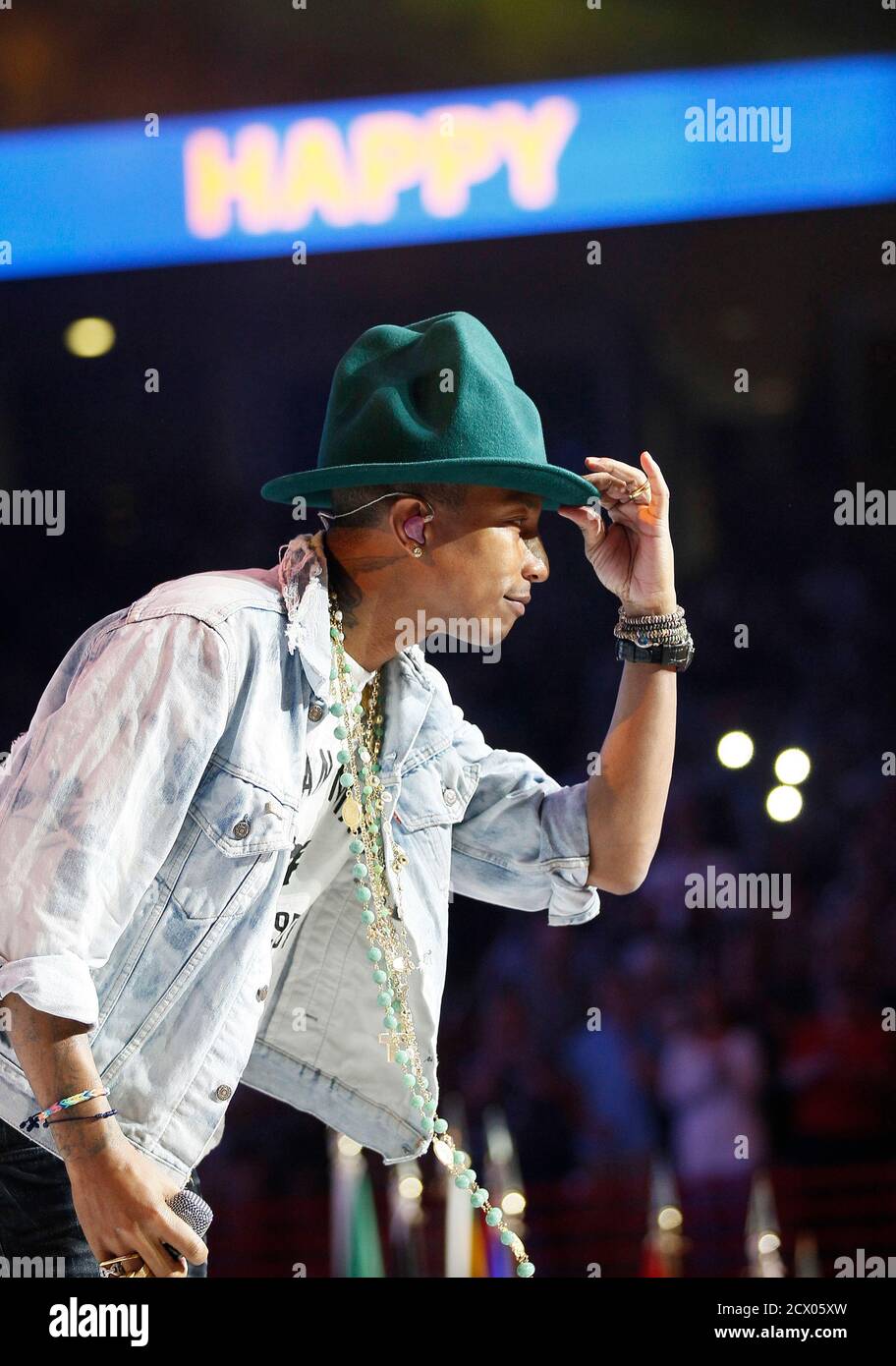 Pharrell williams happy song hi-res stock photography and images - Alamy