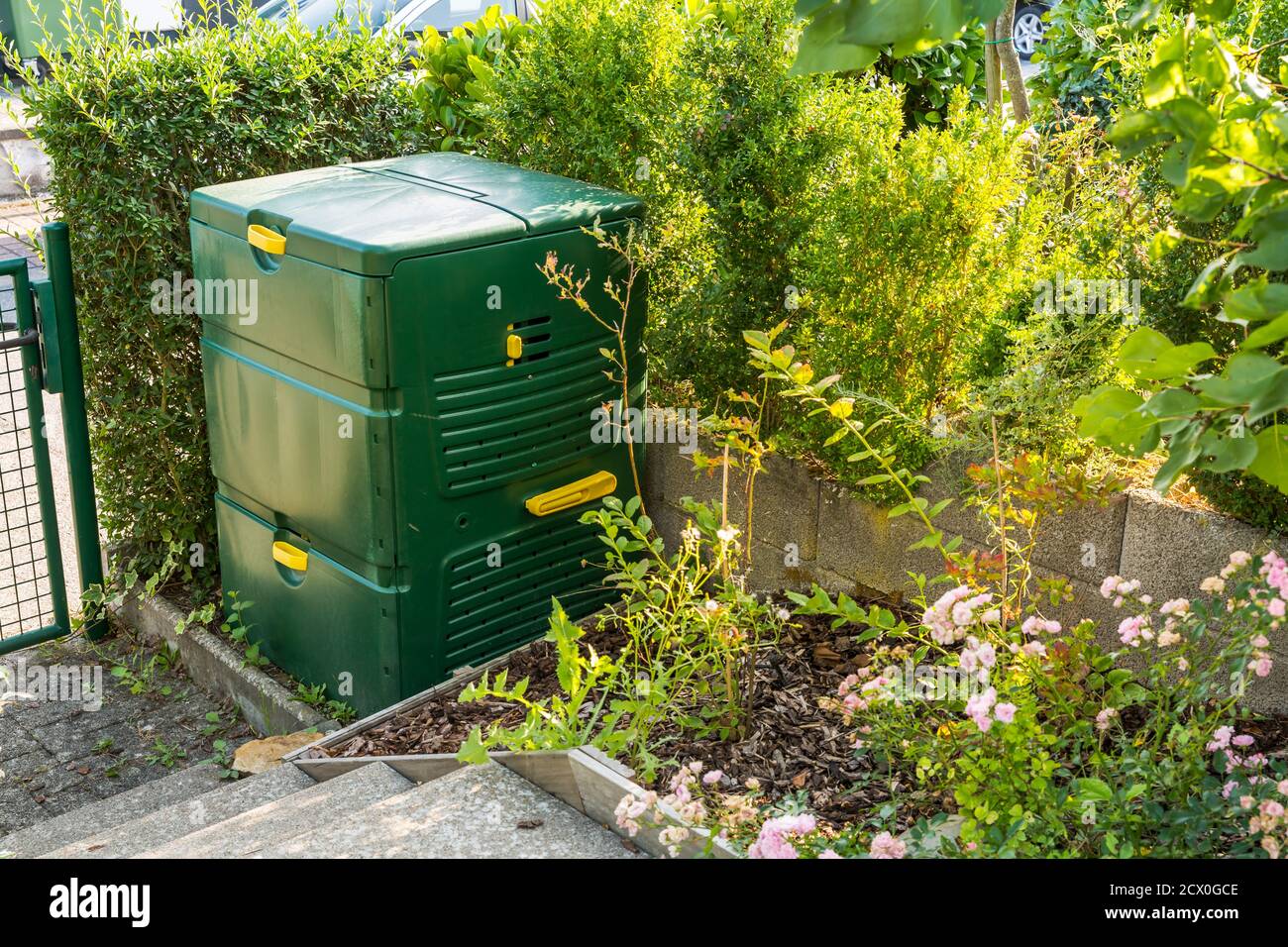 Compost maker bin for recycle kitchen, yard and garden scraps
