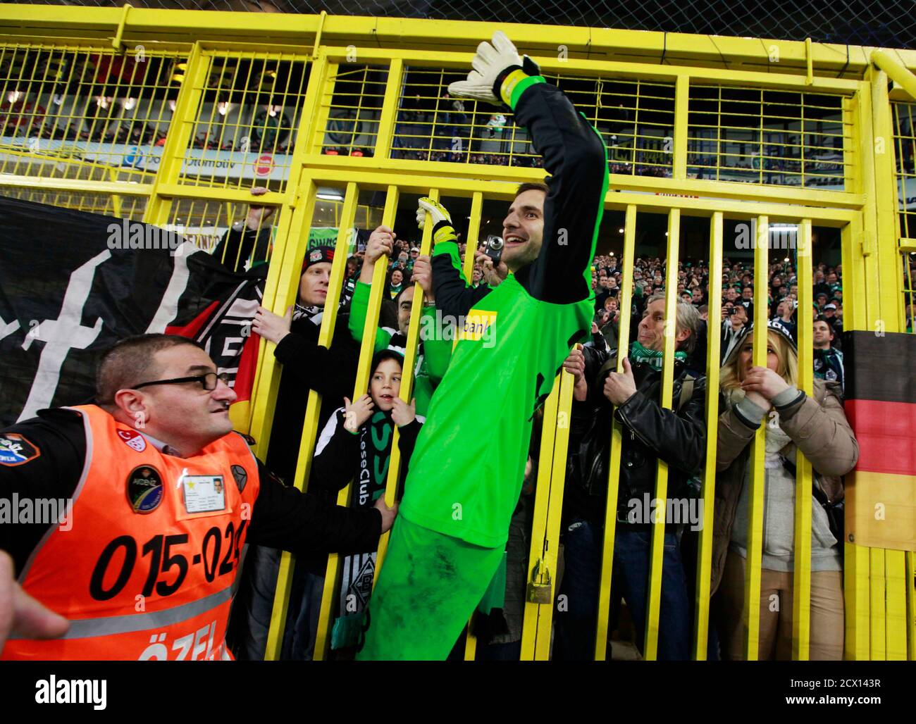 Fenerbahce Goalkeeper High Resolution Stock Photography And Images Alamy