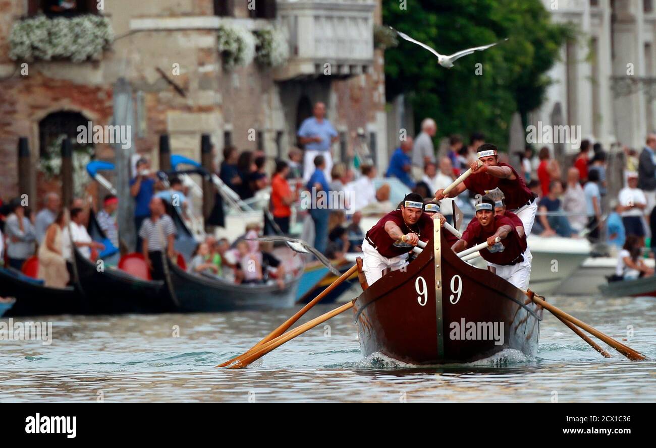 Crew of 'Caroline brown' row ahead to win a boat race during an event of 'Regata Storica' (Historical Regatta) in Venice September 5, 2010. On the first Sunday of every September, hundreds of Venetians pile into the long boats that have plied the city's canals for centuries for the 'Regata Storica' (Historical Regatta), a historical procession that commemorates the welcome given to Caterina Cornaro, wife of the King of Cyprus, in 1489 after she renounced her throne in favour of Venice.  REUTERS/Alessandro Bianchi (ITALY - Tags: SOCIETY) Stock Photo