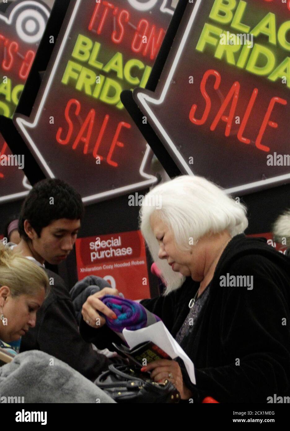 Black Friday Shoppers Target High Resolution Stock Photography And Images Alamy