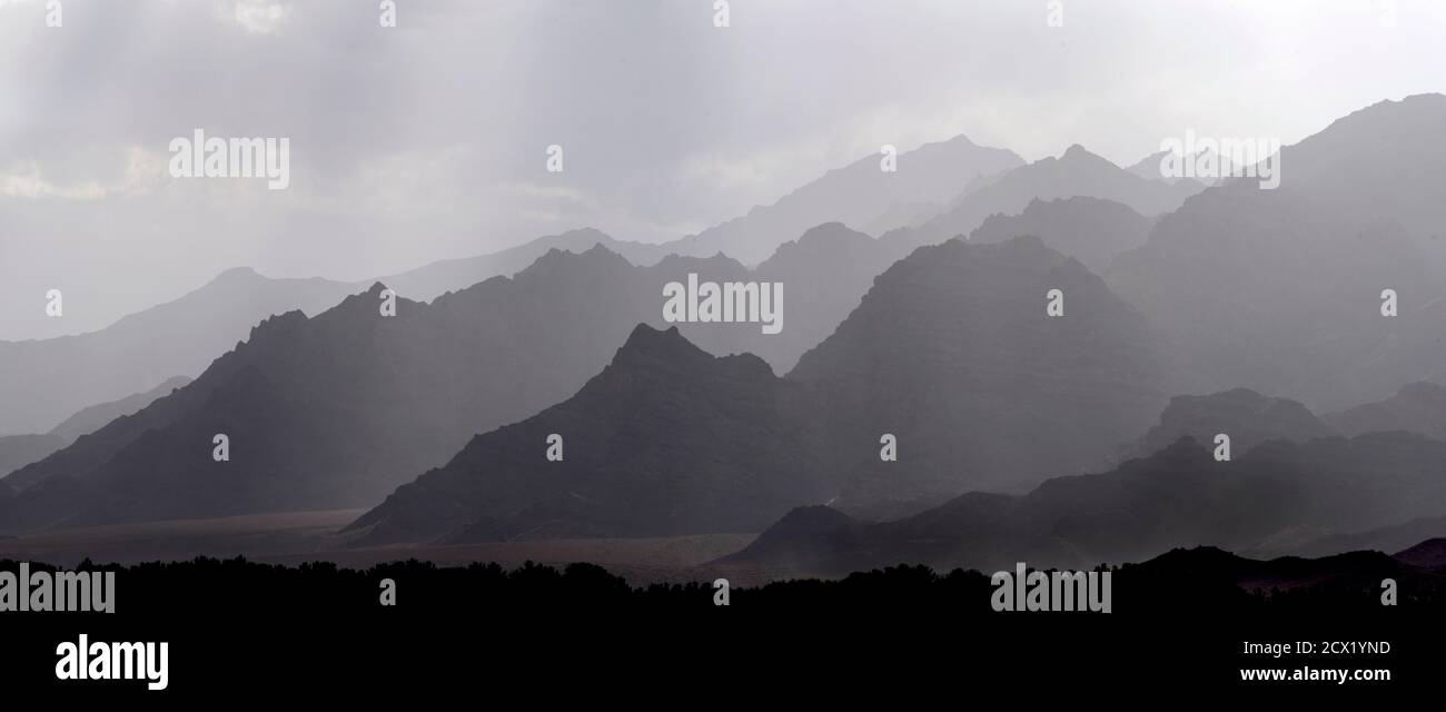 Zagros mountain landscape between Kashan and Isfahan, Central Iran Stock Photo