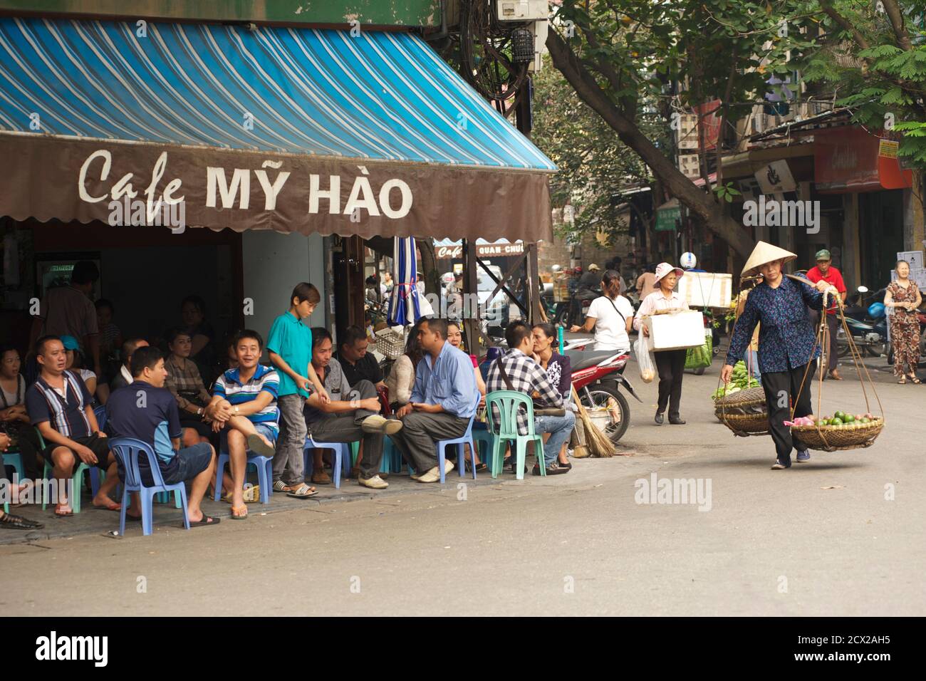 Vietnamese streetside cafe in the OLd Quarter, Hanoi, Vietnam Stock