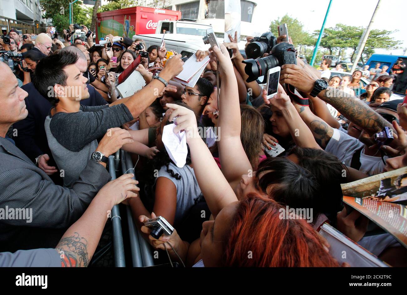 U.S. actor Taylor Lautner signs autographs for fans at a launch of the film 'A saga crepusculo: Amanhecer' (The Twilight Saga - Breaking Dawn) in Rio de Janeiro October 24, 2012. REUTERS/Sergio Moraes (BRAZIL - Tags: ENTERTAINMENT) Stock Photo