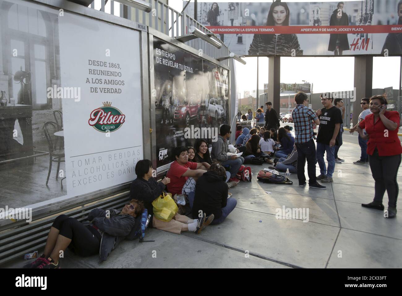 Shoppers queue to attend the opening of the first store of Sweden's H&M in  Peru, outside the Jockey Plaza mall in Lima, May 8, 2015. The H&M store  will open its doors