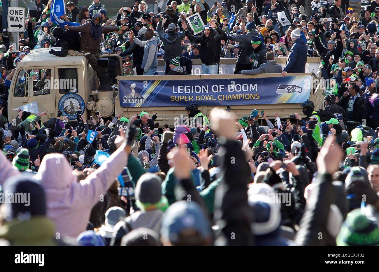 Seattle Seahawks' Richard Sherman (C) celebrates with fans during the NFL  team's Super Bowl victory parade in Seattle, Washington February 5, 2014.  REUTERS/Ben Nelms (UNITED STATES - Tags: SPORT FOOTBALL Stock Photo - Alamy