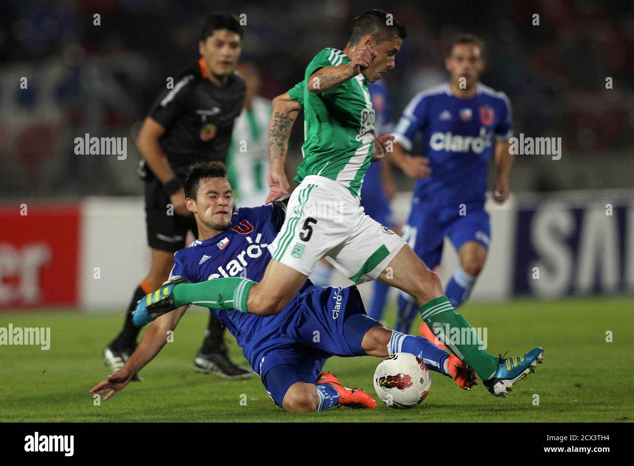 Cristian Tula (R) of Colombia's Atletico Nacional fights for the ball with  Charles Aranguiz of Chile's Universidad de Chile during their Copa  Libertadores soccer match in Santiago April 19, 2012. REUTERS/Ivan Alvarado  (