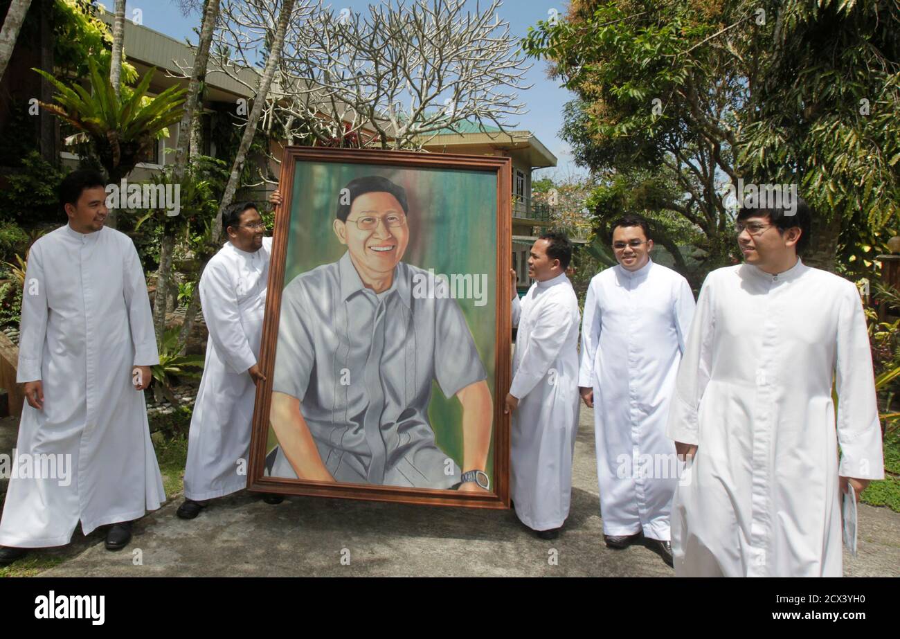 Seminarians of Tahanan ng Mabuting Pastol (Home of the Good Shepherd) carry a large portrait of Cardinal Luis Antonio Tagle outside their seminary in Tagaytay city, south of Manila February 27, 2013. The seminarians gave the portrait to Tagle who had been their rector for 11 years before being elected cardinal. Tagle, 55, who became a cardinal only in November 2012, is among those mentioned as a possible successor to Pope Benedict XVI after his resignation. Picture taken February 27, 2013. REUTERS/Erik De Castro  (PHILIPPINES - Tags: RELIGION POLITICS TPX IMAGES OF THE DAY) Stock Photo