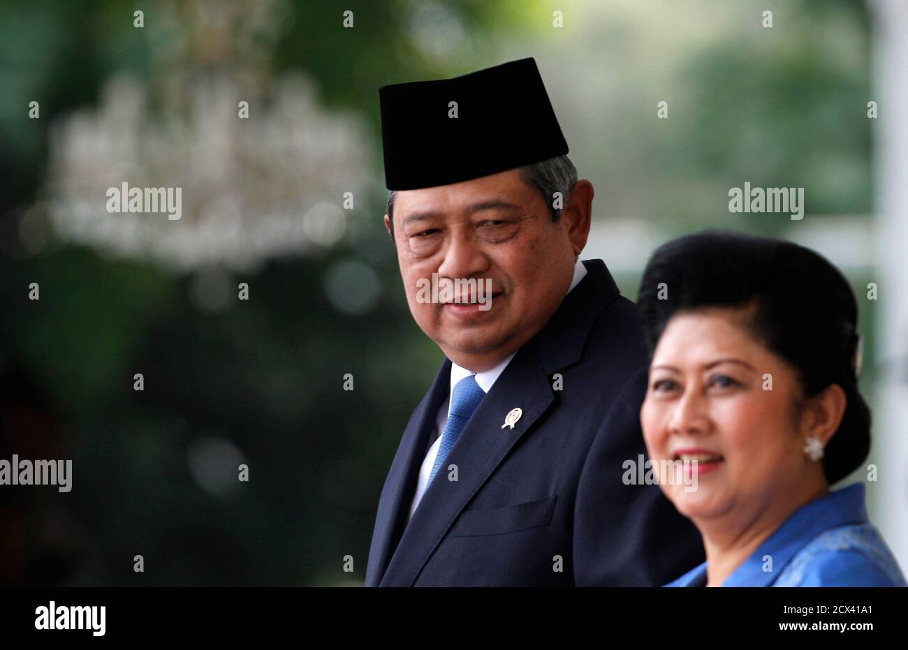 Indonesia S President Susilo Bambang Yudhoyono Looks At His Wife Ani Yudhoyono As They Wait For The Arrival Of Australia S Prime Minister Tony Abbott At The Presidential Palace In Jakarta September 30 2013<script async src=