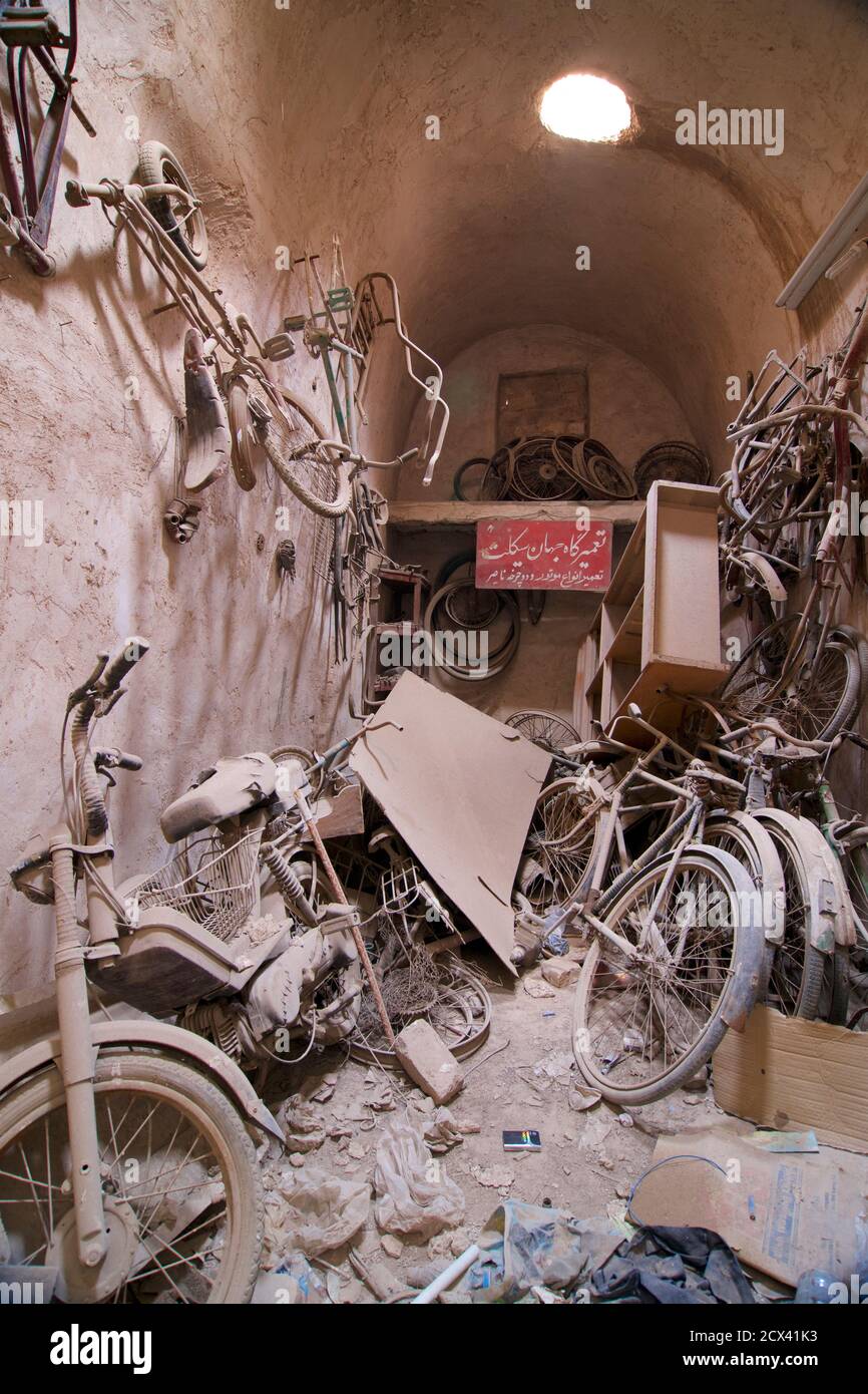 Vertical abandoned hi-res stock photography and images - Alamy