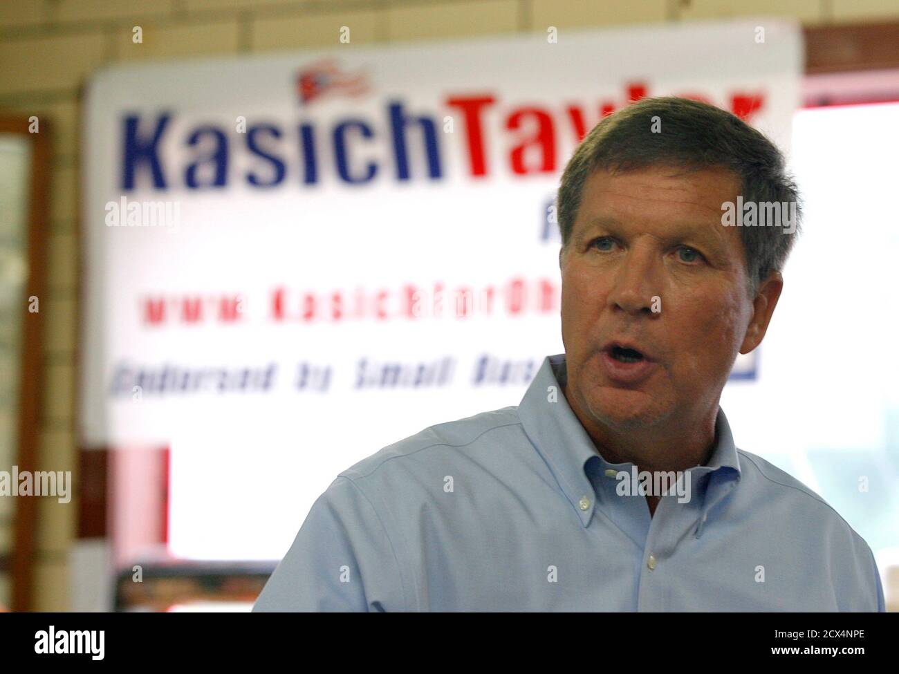 Republican gubernatorial candidate John Kasich (R-OH) speaks to supporters during a campaign stop in Zanesville, Ohio, August 4, 2010. As Lehman Brothers spiraled to its doom in the summer of 2008, Kasich could not help but worry. After all, Kasich, a former Ohio Congressman turned investment banker, had a chunk of his personal fortune invested in the free-falling firm. Picture taken August 4, 2010. To match Special Report USA-ELECTIONS/WALL-STREET REUTERS/Matt Sullivan    (UNITED STATES - Tags: ELECTIONS POLITICS BUSINESS) Stock Photo