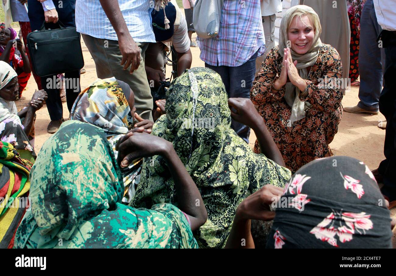 Sweden's Minister of Development Cooperation Gunilla Carlsson talks to internally displaced women at the Qansahaley settlement camp in Dollow town along the Somalia-Ethiopia border, August 30, 2011. REUTERS/Thomas Mukoya (SOMALIA - Tags: POLITICS SOCIETY POVERTY) Stock Photo