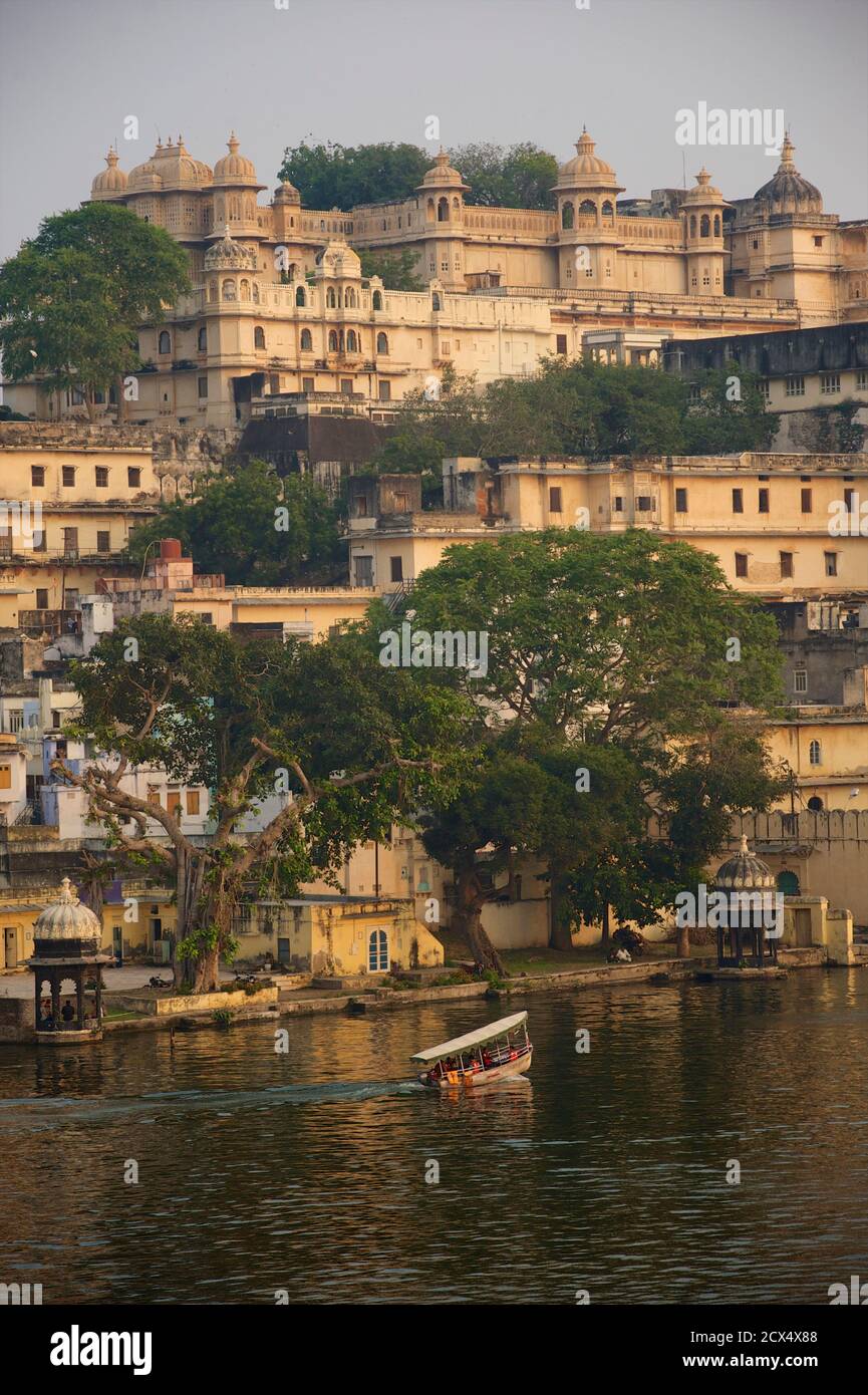 The City Palace dominates the skyline. Lake Pichola, Udaipur, Rajasthan, India Stock Photo
