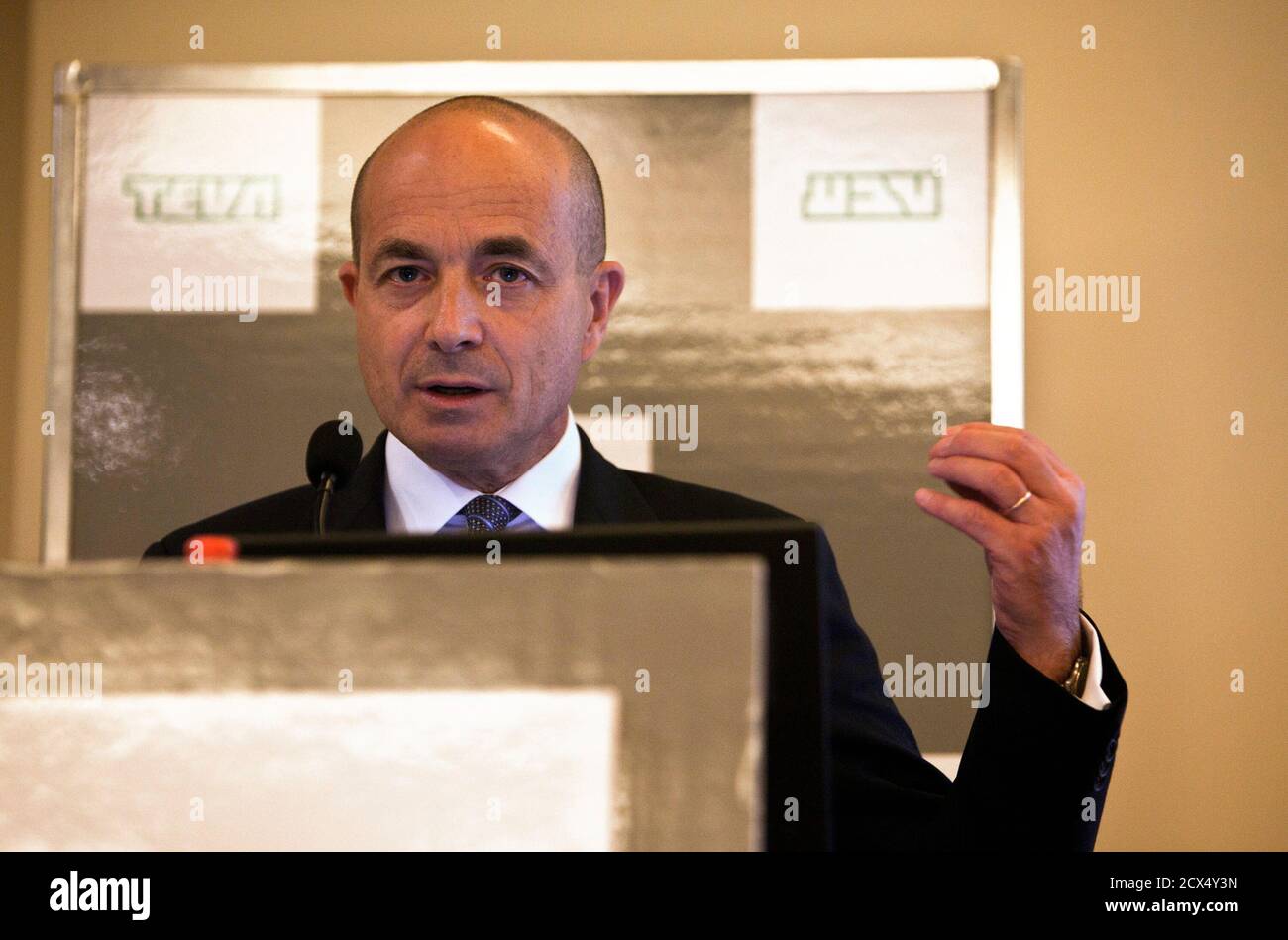 forlade Vanding pouch Teva Pharmaceutical Industries' new CEO Jeremy Levin speaks during a news  conference in Tel Aviv May 9, 2012. Teva Pharmaceutical Industries posted a  40 percent jump in quarterly profit that beat estimates,