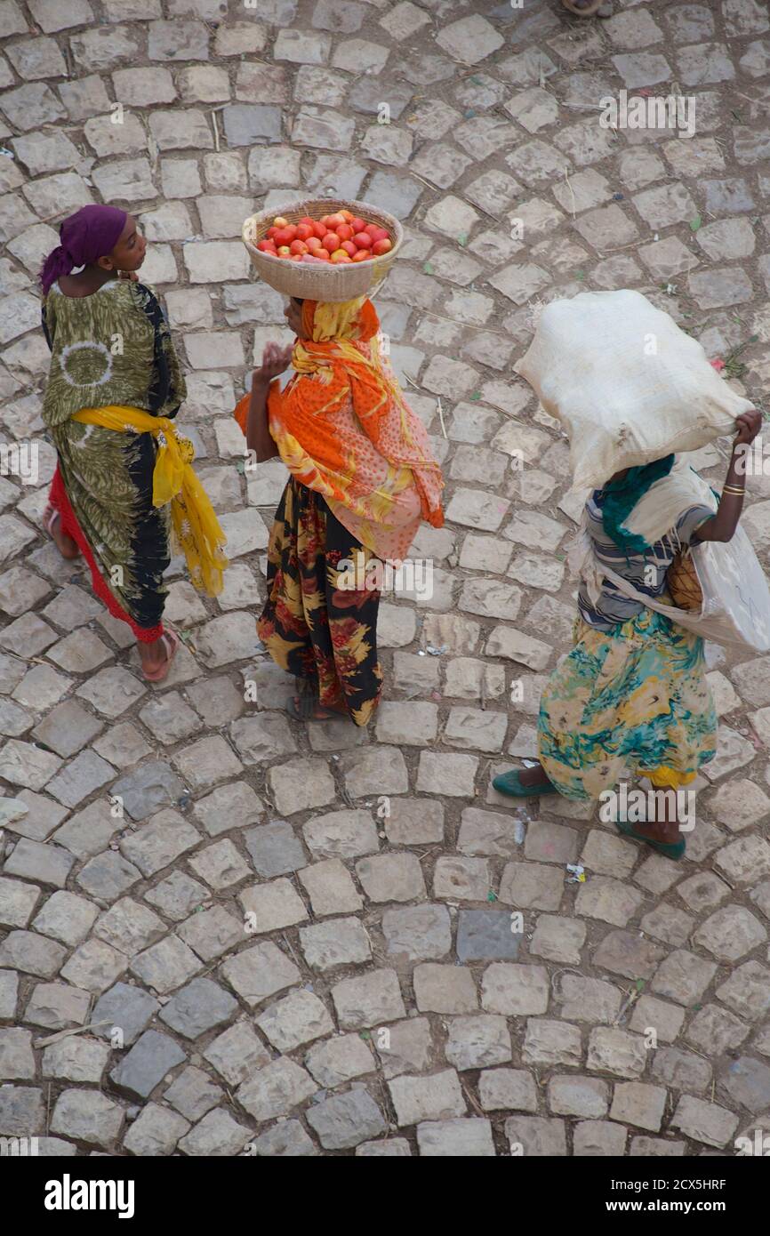 Harari women carrying produce from market. Harar, Ethiopia Stock Photo
