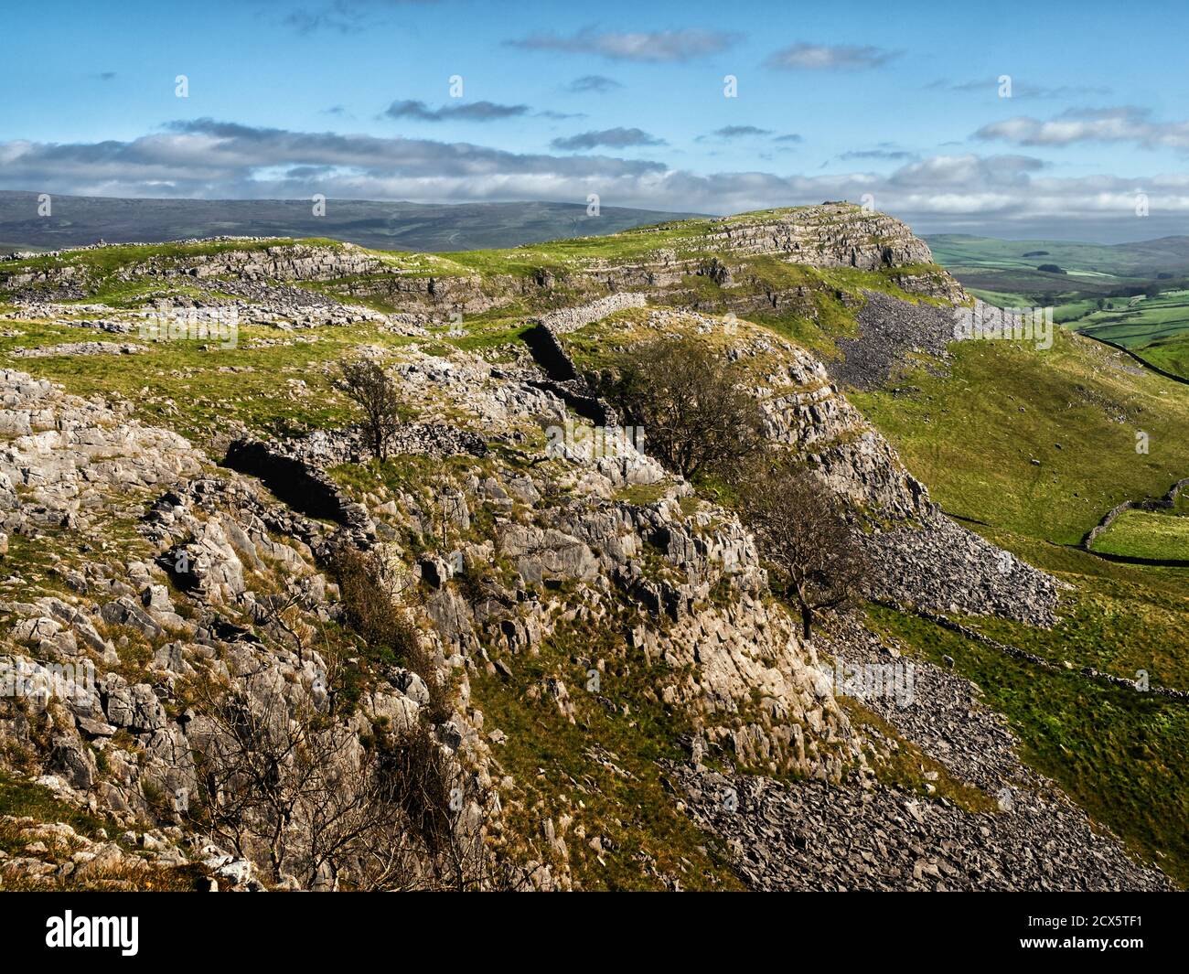 Smearsett Scar is the highest point of a super little limestone ridge ...