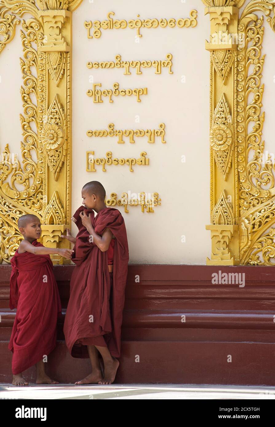 Buddhist monks at Schwedagon Pagoda, Rangoon Stock Photo