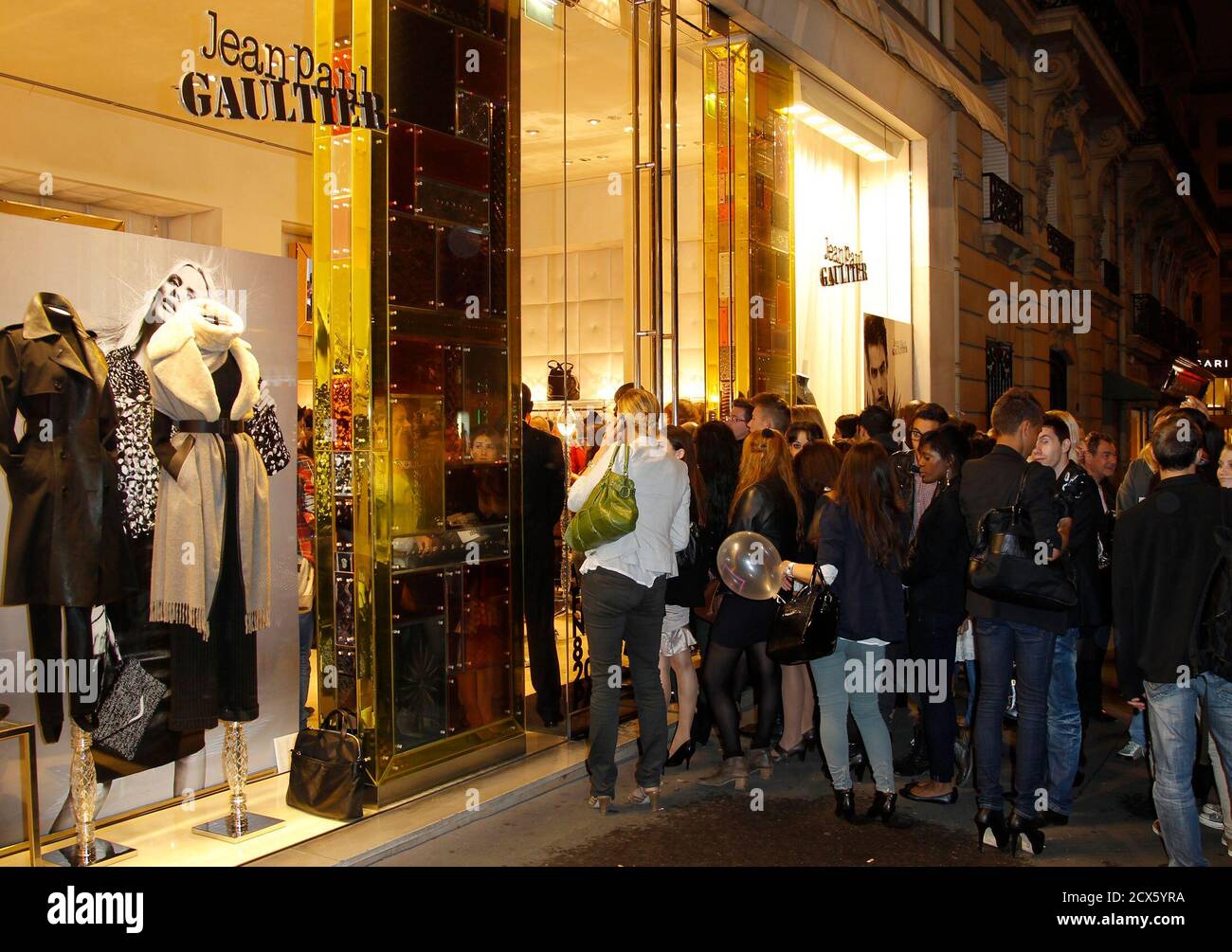 Shoppers waiting at the front of the Jean-Paul Gaultier store during the  Vogue Fashion's Night Out event in Paris September 8, 2011. REUTERS/Benoit  Tessier (FRANCE - Tags: BUSINESS FASHION SOCIETY Stock Photo -