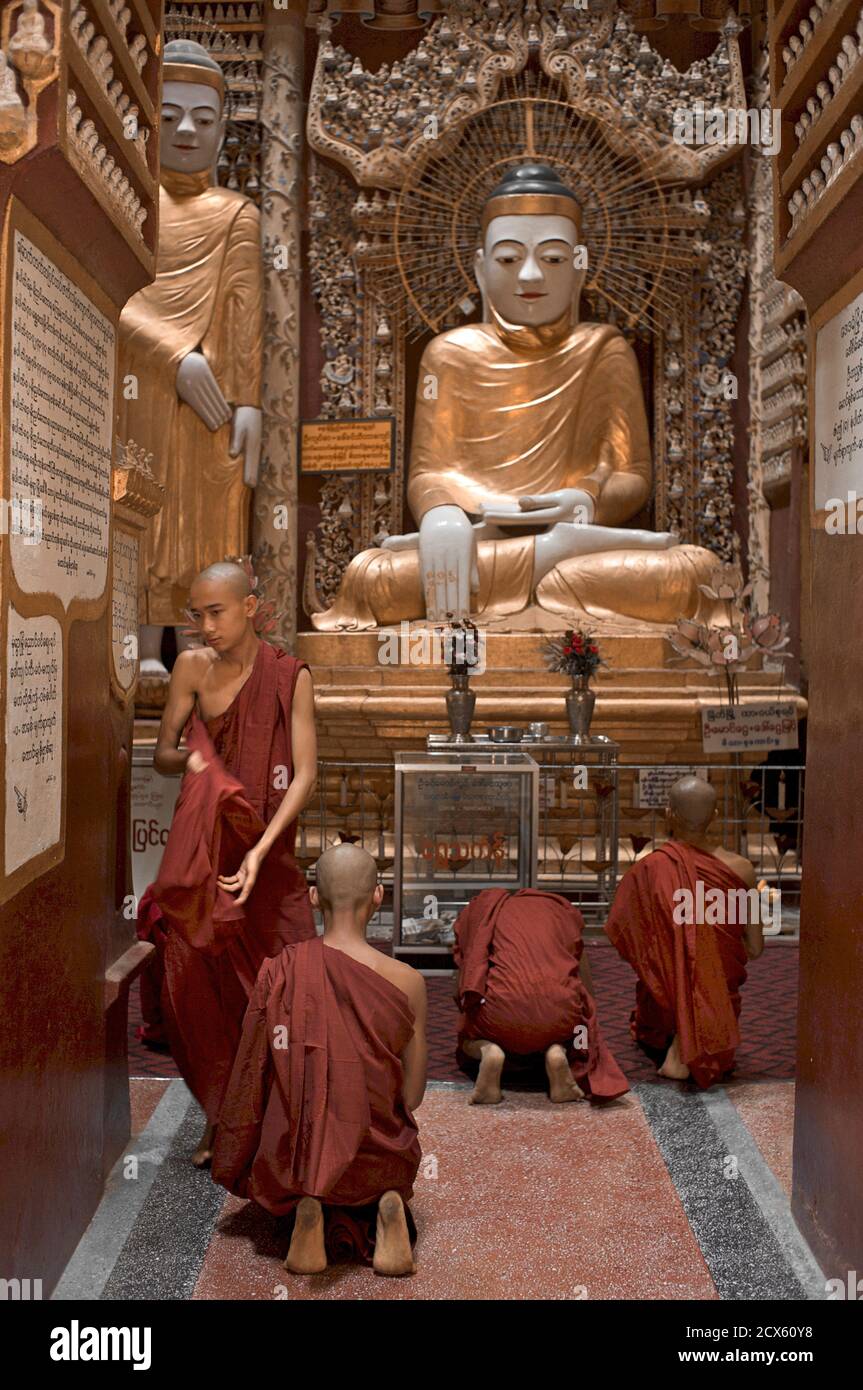 Buddhist monks praying at Thanboddhay Paya, Monywa, Burma. Myanmar. Thambuddhei Stock Photo