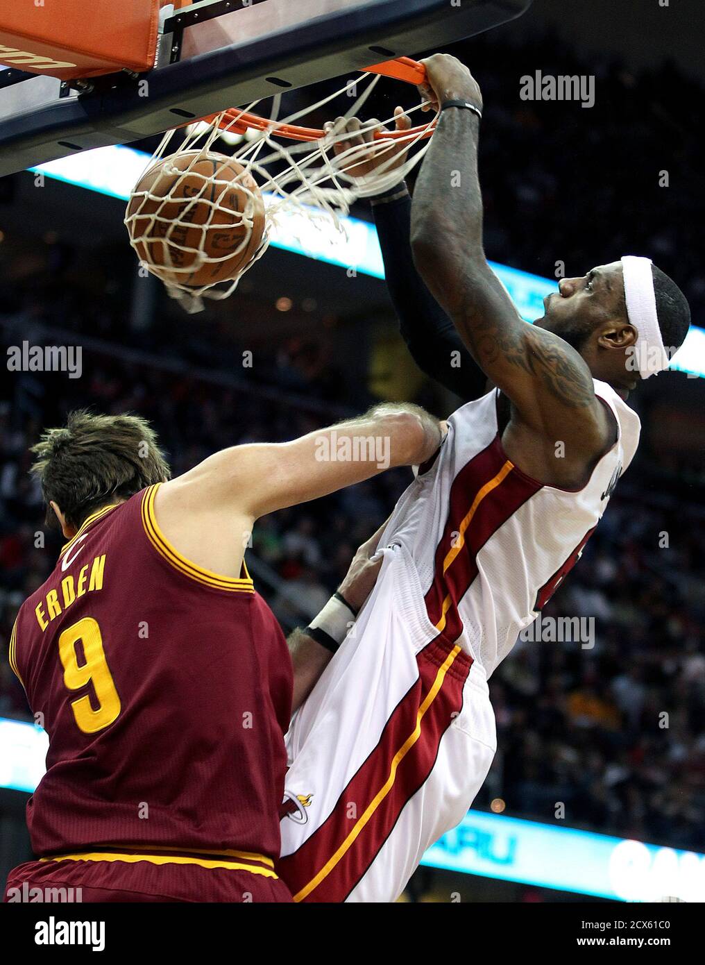 Cleveland cavaliers lebron james dunks hi-res stock photography and images  - Page 2 - Alamy