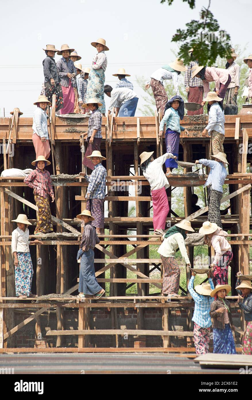 Burmese Labourers, women working at a building site, Monywa, Burma. Myanmar Stock Photo