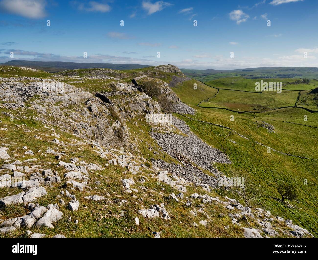 Smearsett Scar is the highest point of a super little limestone ridge ...
