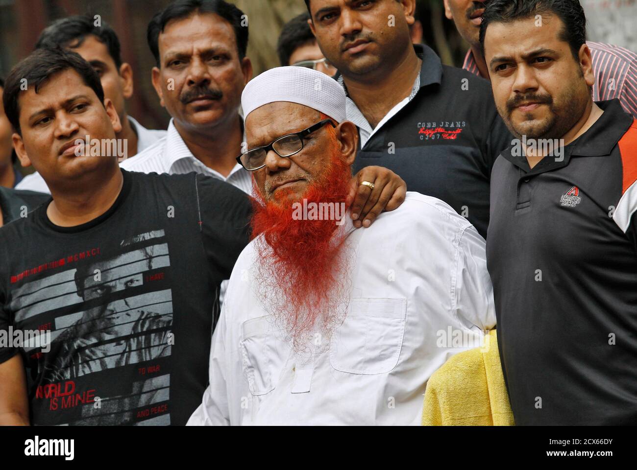 Plainclothes policemen present Syed Abdul Karim (C) to the media after his  arrest, in New Delhi, August 17, 2013. Karim, who police say is an expert  bomb maker of the Lashkar-e-Taiba (LeT)