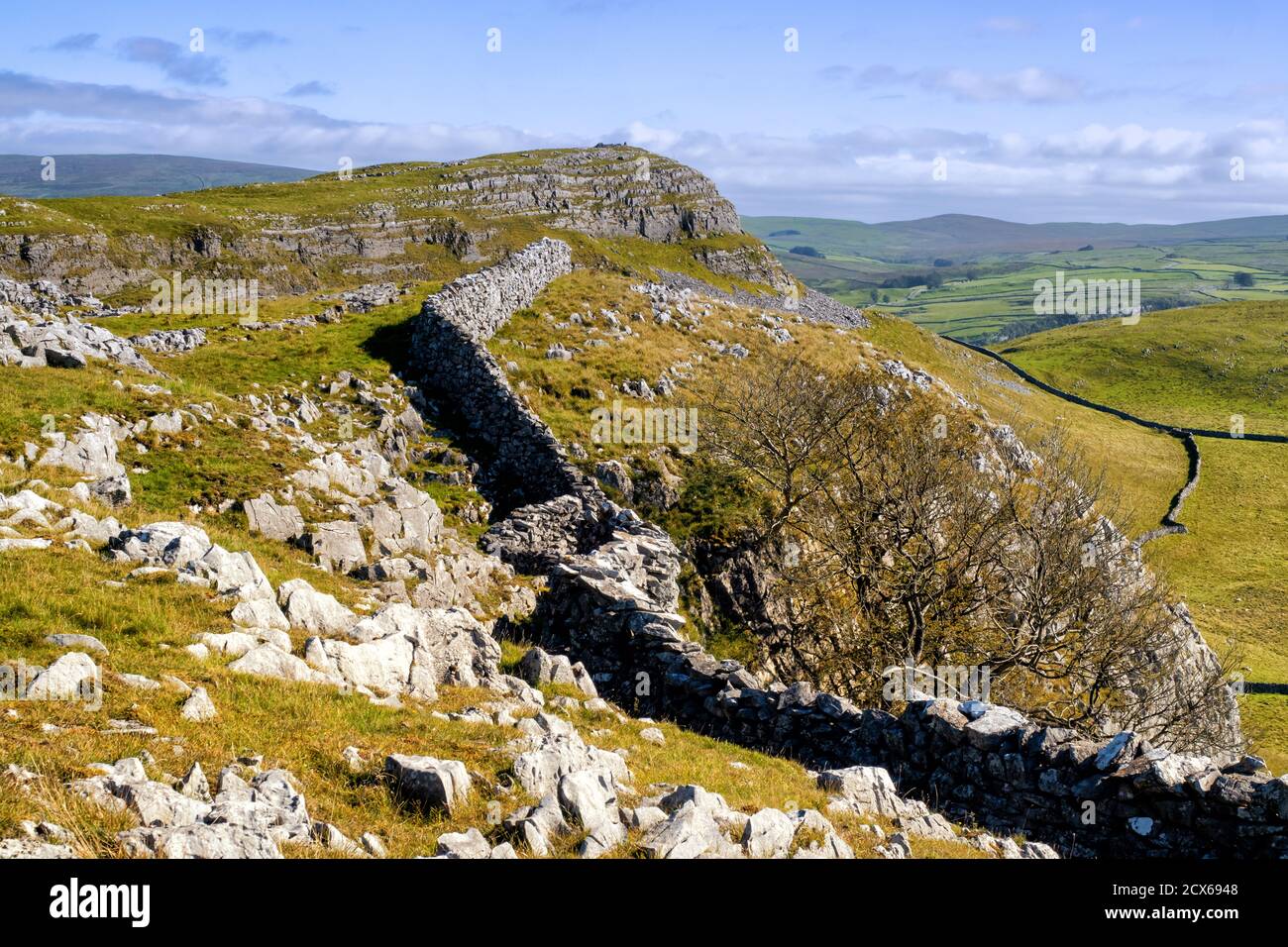 Smearsett Scar is the highest point of a super little limestone ridge ...