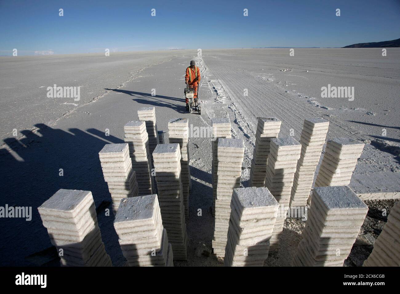 Blocks of salt are seen on Uyuni salt lake, which holds the world's largest reserve of lithium, about 500 km (311 miles), south of La Paz, November 28, 2010. Bolivia plans to build a plant to produce up to 30,000 tonnes a year of lithium carbonate from the Uyuni salt lake. Bolivia does not currently mine lithium, the main component of the rechargeable batteries that power products ranging from laptops to cameras. Picture taken in November 28, 2010. REUTERS/Gaston Brito   (BOLIVIA - Tags: BUSINESS ENERGY ENVIRONMENT) Stock Photo