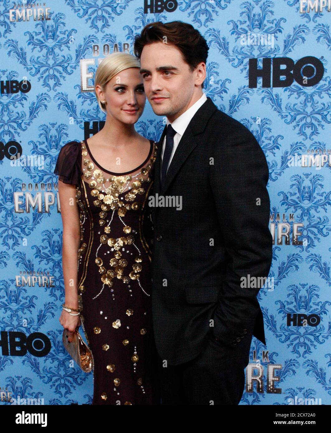 Cast Member Vincent Piazza And His Girlfriend Singer Ashlee Simpson Pose During A Photo Call For The Premiere Of The Second Season Of Boardwalk Empire In New York September 14 11 Reuters Eduardo