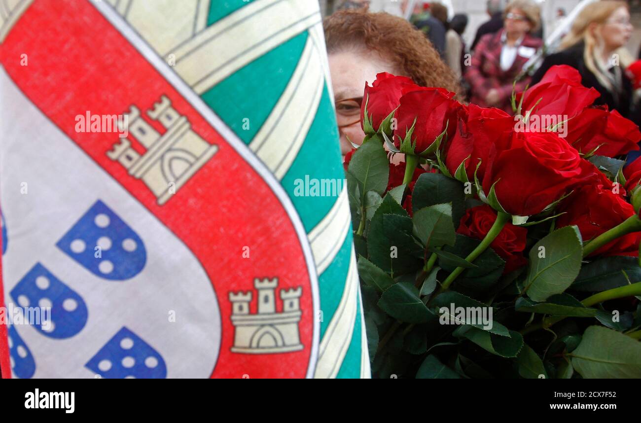 Page 3 Flag Portugal Portuguese Woman High Resolution Stock Photography And Images Alamy