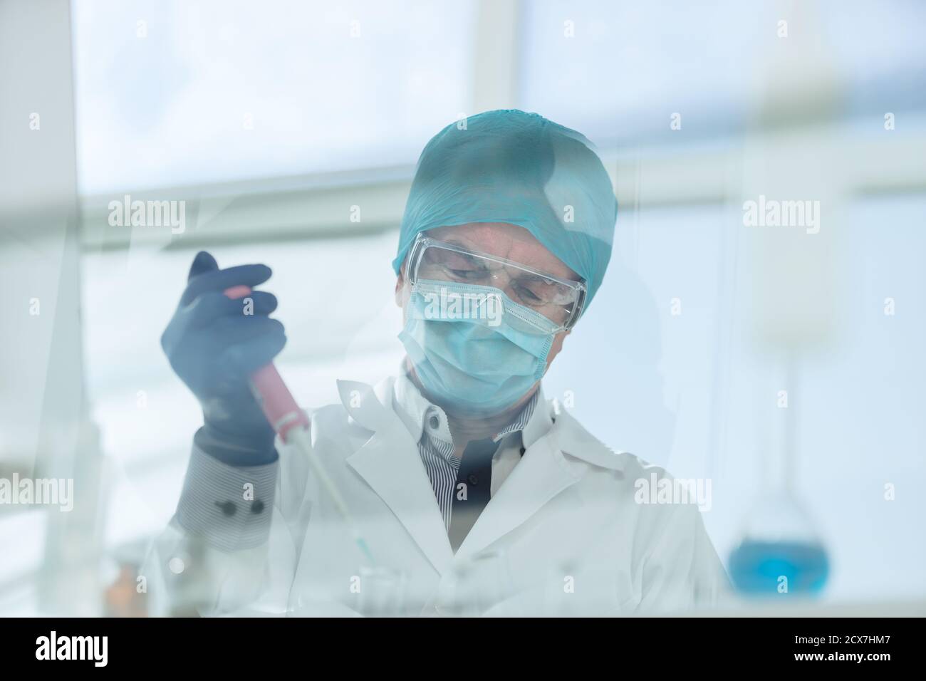 close up. scientist conducts testing in the laboratory Stock Photo - Alamy