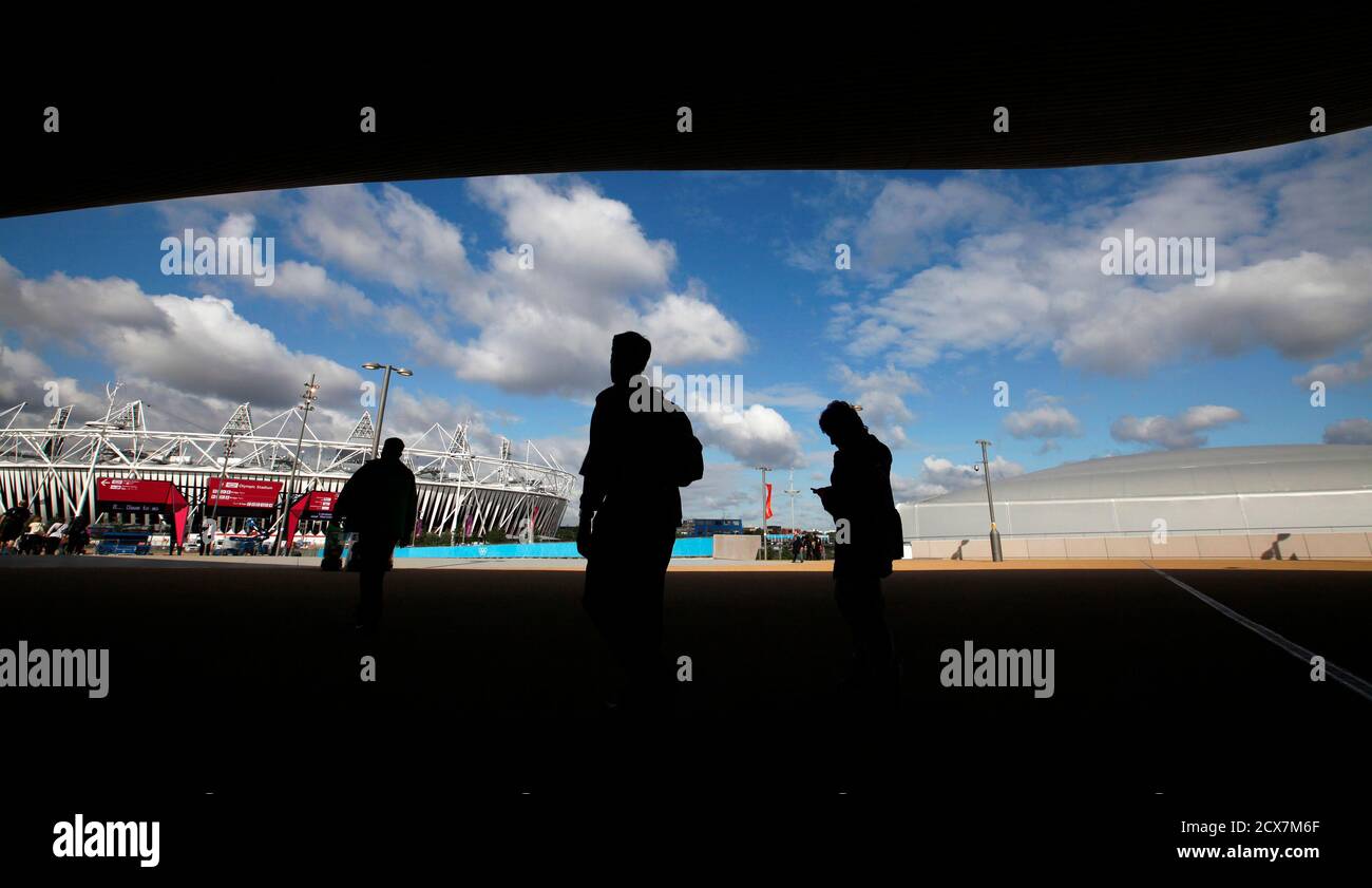 Workers and visitors walk towards the Olympic Stadium in Olympic Park, Stratford, east London July 19, 2012. The 2012 London Olympic Games will begin in just over a week.  REUTERS/Andrew Winning (BRITAIN - Tags: SPORT OLYMPICS) Stock Photo