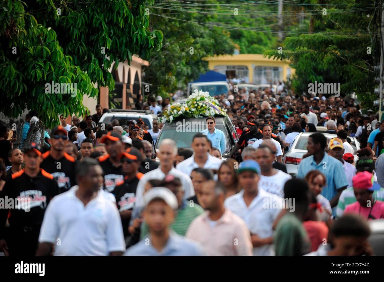 Family and friends of St. Louis Cardinals' outfielder Oscar Taveras accompany his coffin during his funeral in the town of Sosua, Puerto Plata province, October 28, 2014. Taveras, 22, was killed Sunday night along with Yamaly Arvelo, 18, while driving a 2014 Chevrolet Camaro on the tourist road Sosua-Puerto Plata on the north coast of Dominican Republic, police said. St. Louis Cardinals manager Mike Matheny on Monday called the death of Oscar Taveras, a top prospect killed in a car accident, "a horrible loss of a life." REUTERS/Ricardo Rojas (DOMINICAN REPUBLIC - Tags: SPORT BASEBALL OBITUARY) Stock Photo