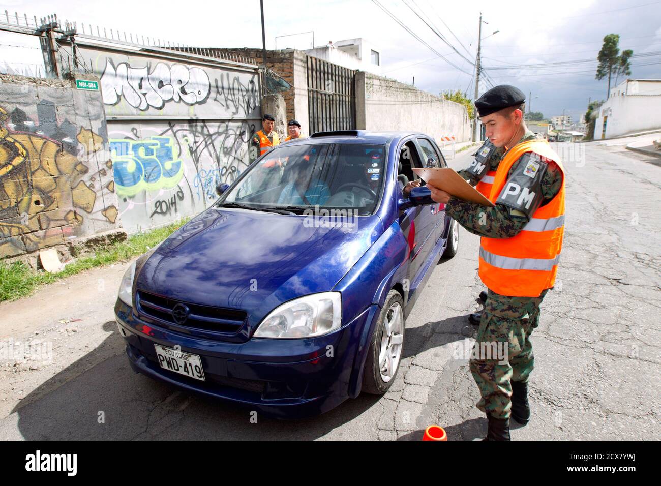 Ecuadorian military soldiers stop a vehicle on a street in Quito January 28, 2015. Ecuadorian Army perform vehicle searches on the streets in an effort to assist the police in reducing crime in the country. REUTERS/Guillermo Granja (ECUADOR - Tags: MILITARY CRIME LAW POLITICS) Stock Photo
